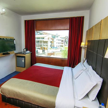ホテルHoliday Plaza Srīnagar エクステリア 写真