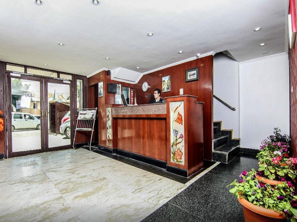 ホテルHoliday Plaza Srīnagar エクステリア 写真