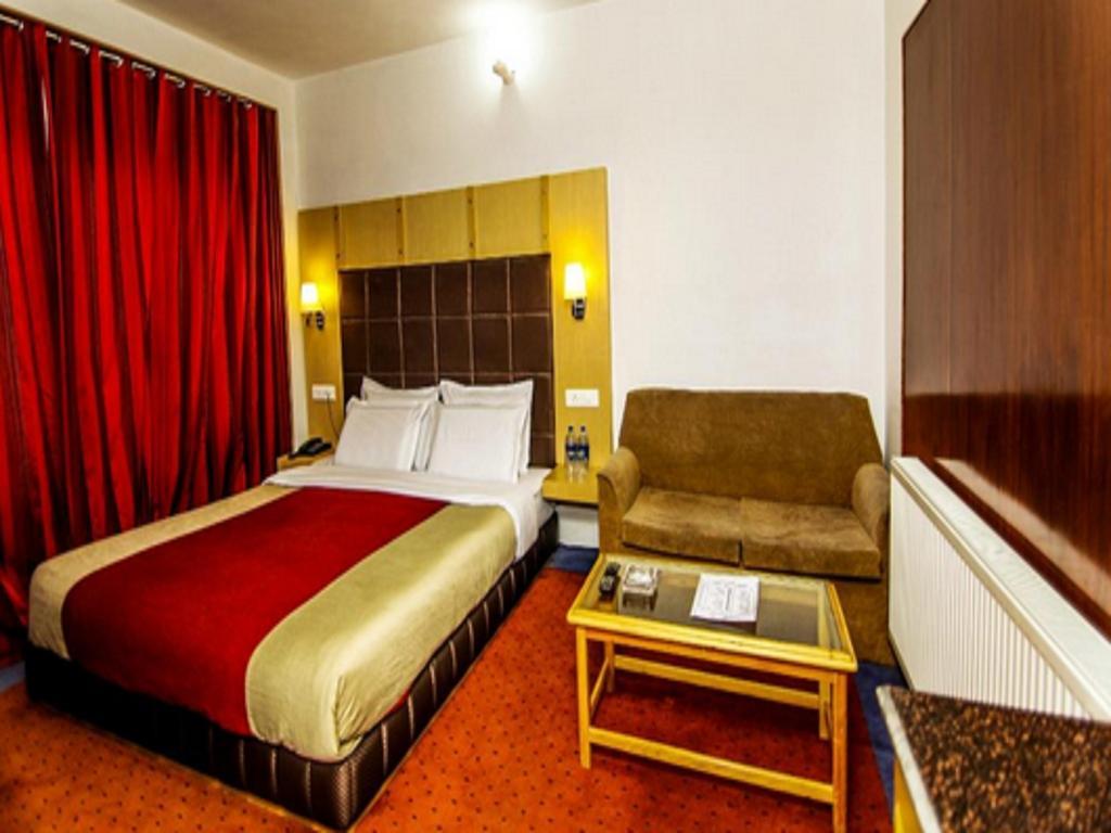ホテルHoliday Plaza Srīnagar エクステリア 写真