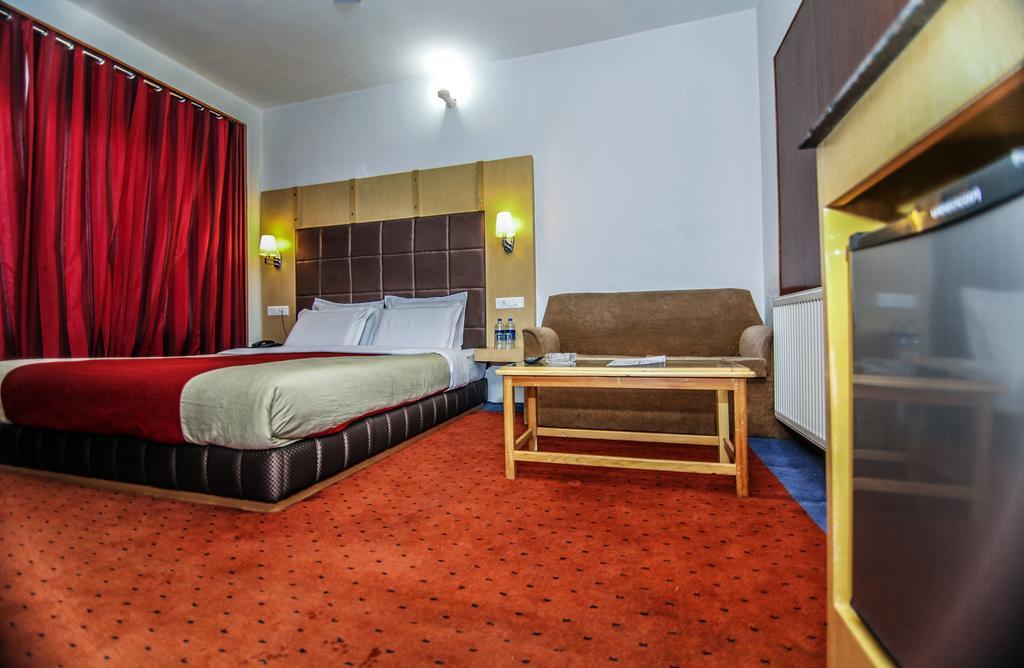 ホテルHoliday Plaza Srīnagar エクステリア 写真